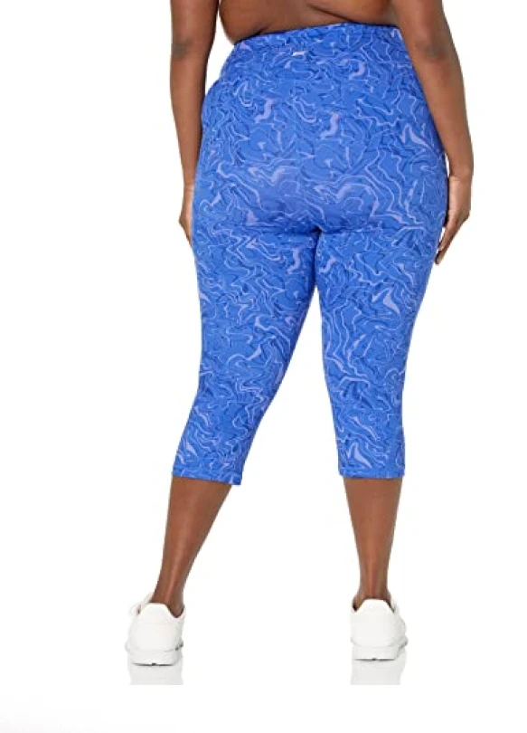 5_Leggings Capri Amazon Essentials con bolsillos, remodelantes y estilo deportivo.