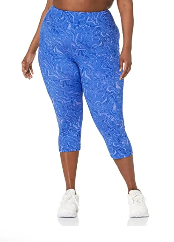4_Leggings Capri Amazon Essentials con bolsillos, remodelantes y estilo deportivo.