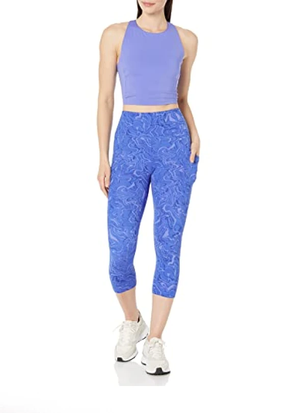 3_Leggings Capri Amazon Essentials con bolsillos, remodelantes y estilo deportivo.