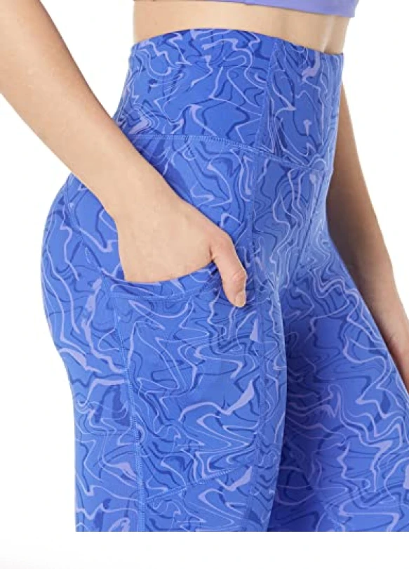 2_Leggings Capri Amazon Essentials con bolsillos, remodelantes y estilo deportivo.