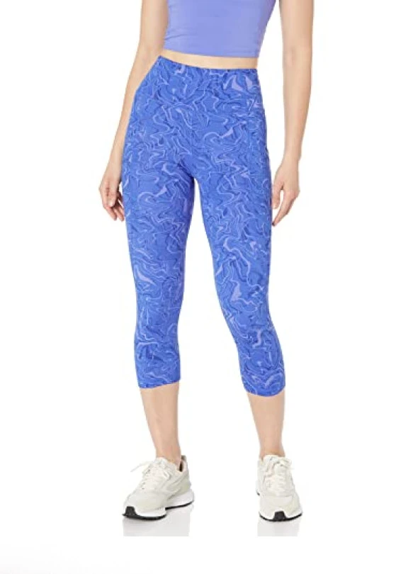 main_image_Leggings Capri Amazon Essentials con bolsillos, remodelantes y estilo deportivo.