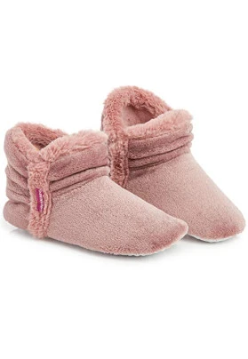 Botas pantuflas altas de mujer Dunlop para estar en casa en invierno.