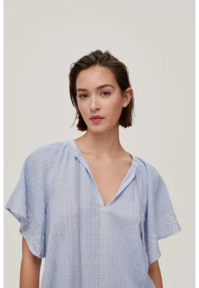 Blusa fluida bordados