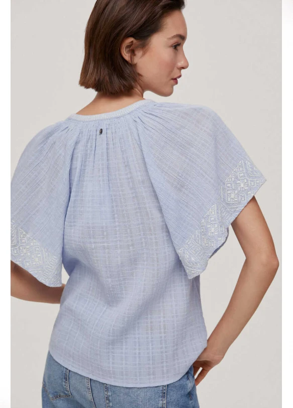3_Blusa fluida bordados